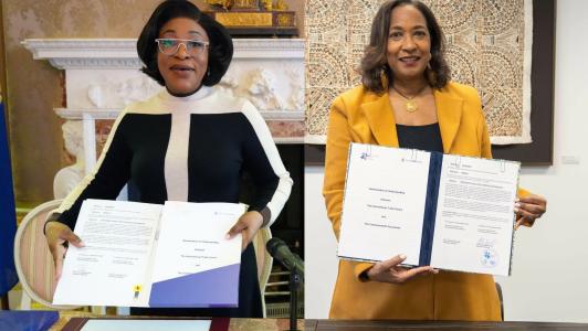 Commonwealth Secretary-General Shirley Botchwey and ITC Executive Director Pamela Coke-Hamilton holding up the Memorandum of Understanding