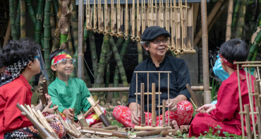 kids playing instruments
